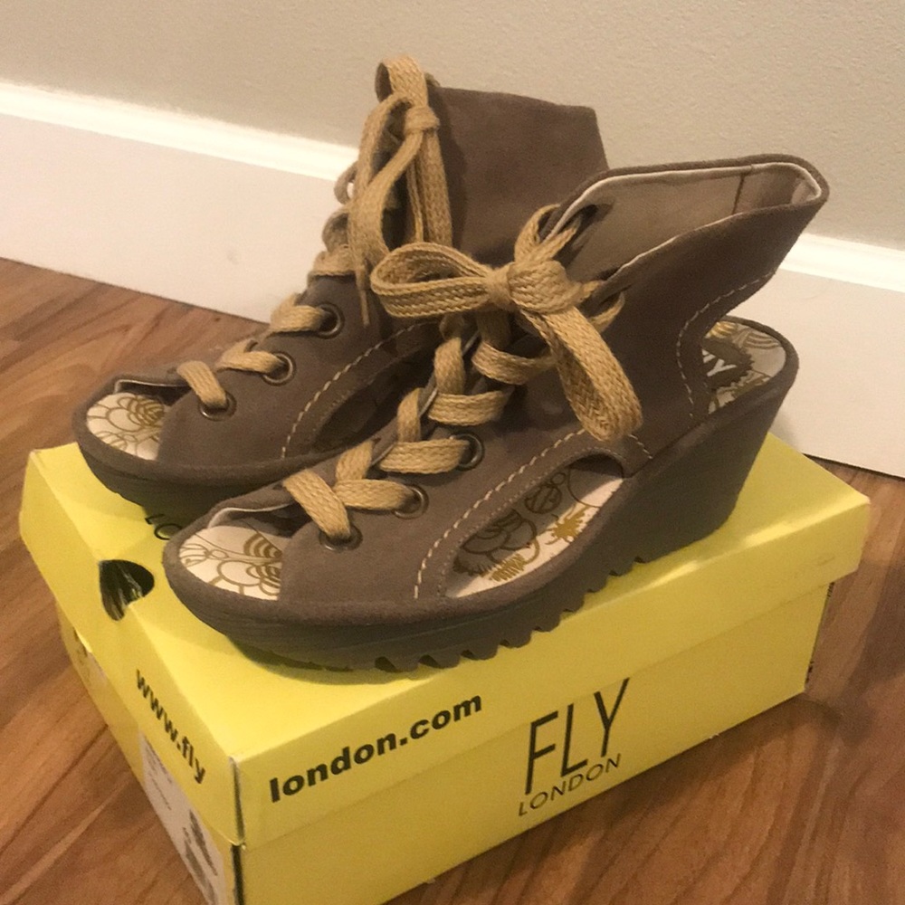 Cute & comfortable Fly London shoe. Size 40 or 10.